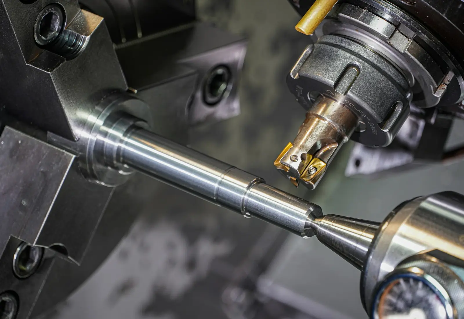 usinage en cours d'une pièce cylindrique avec un outillage